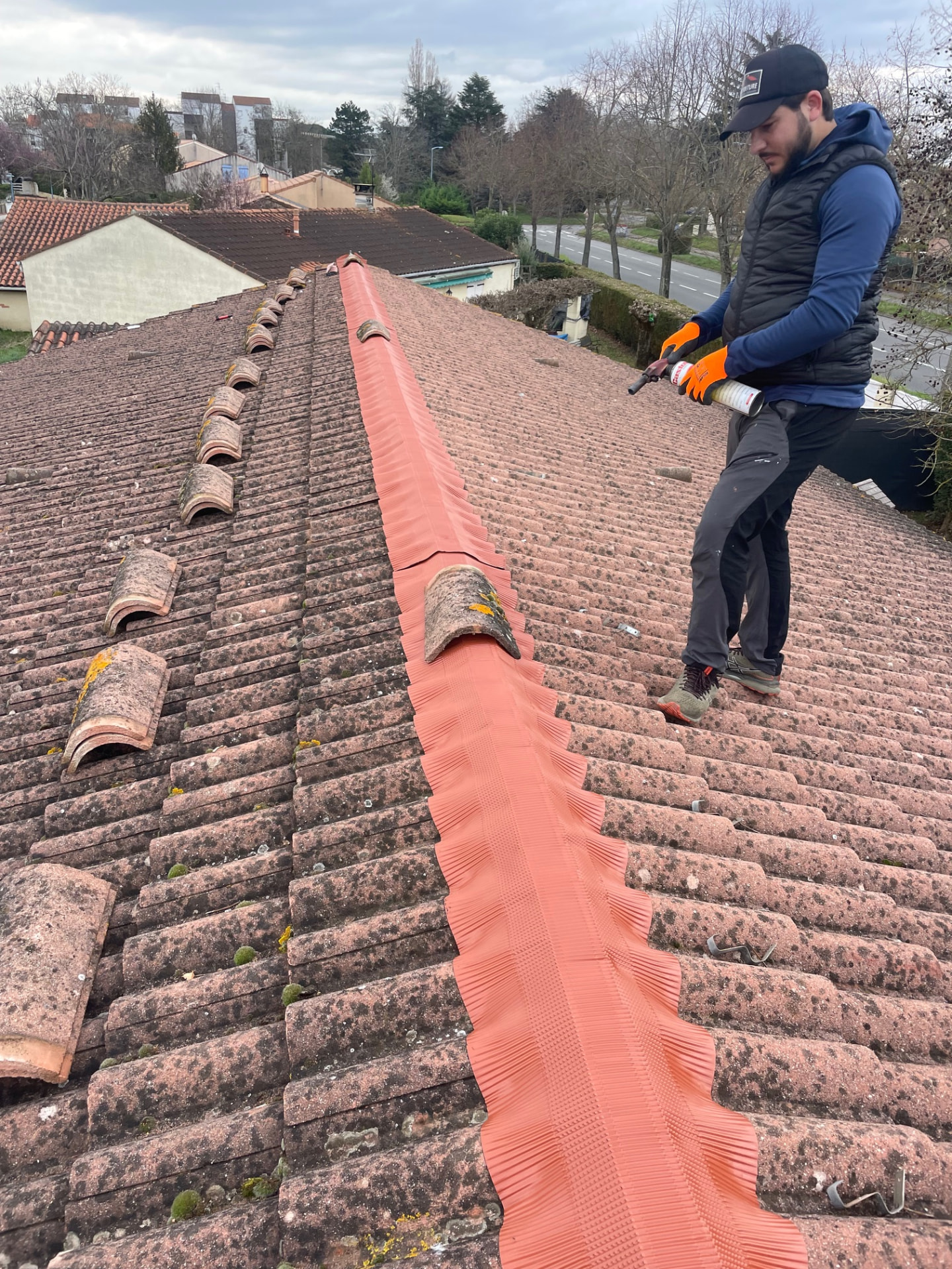 Travaux d’étanchéité sur le faîtage d’une toiture à Plaisance-du-Touch